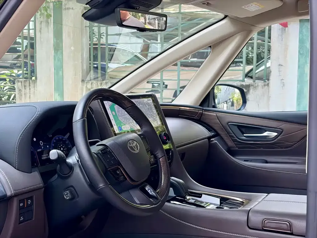 Toyota Alphard — фото 5
