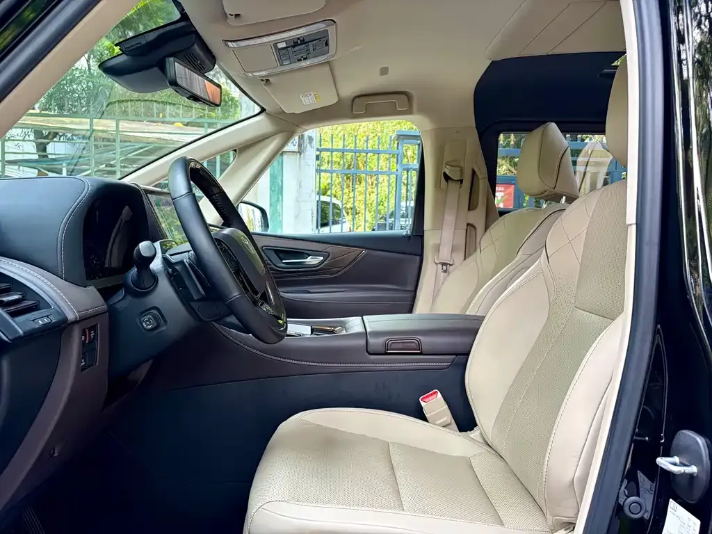 Toyota Alphard — фото 2