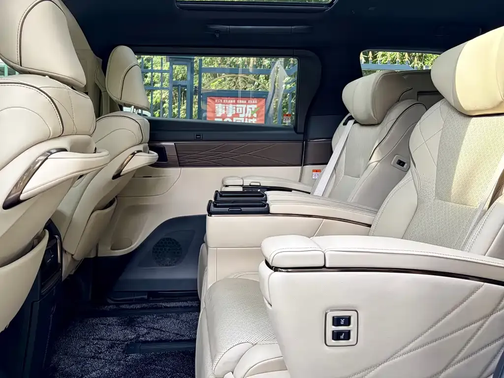Toyota Alphard — фото 4
