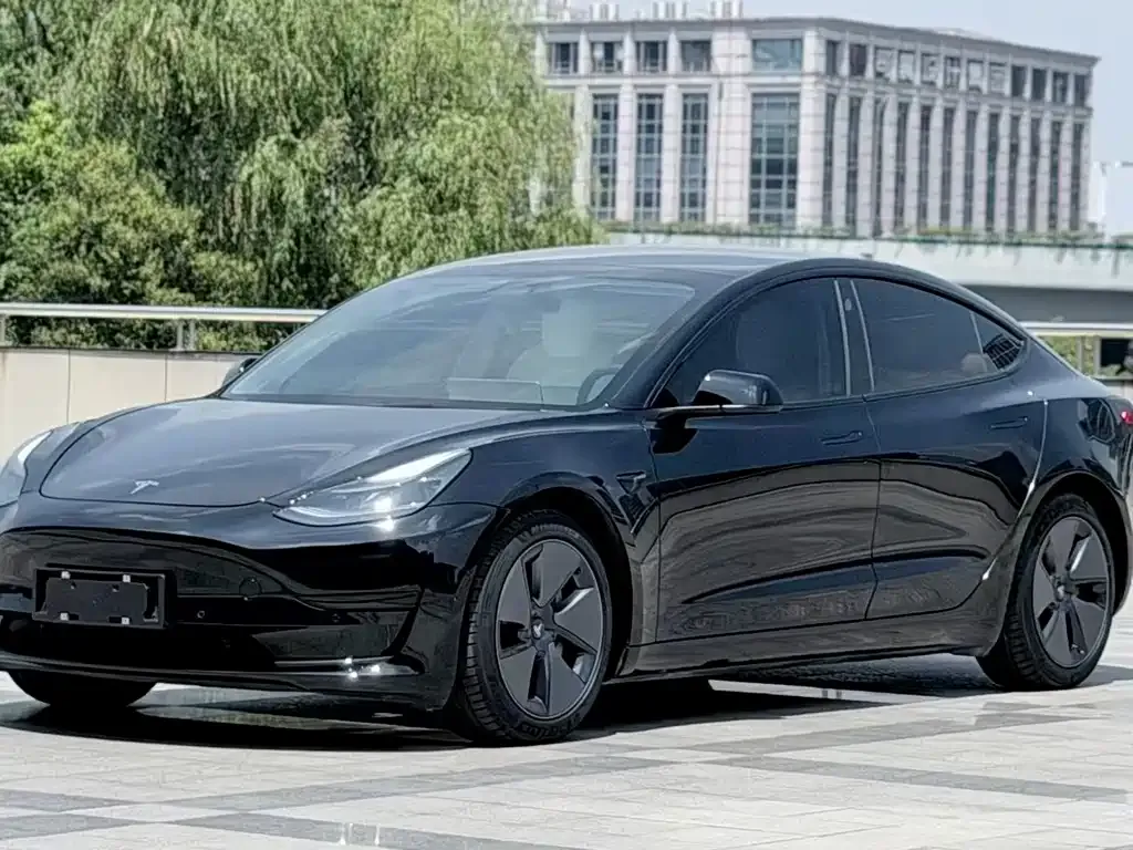 Tesla Model 3 — фото 1