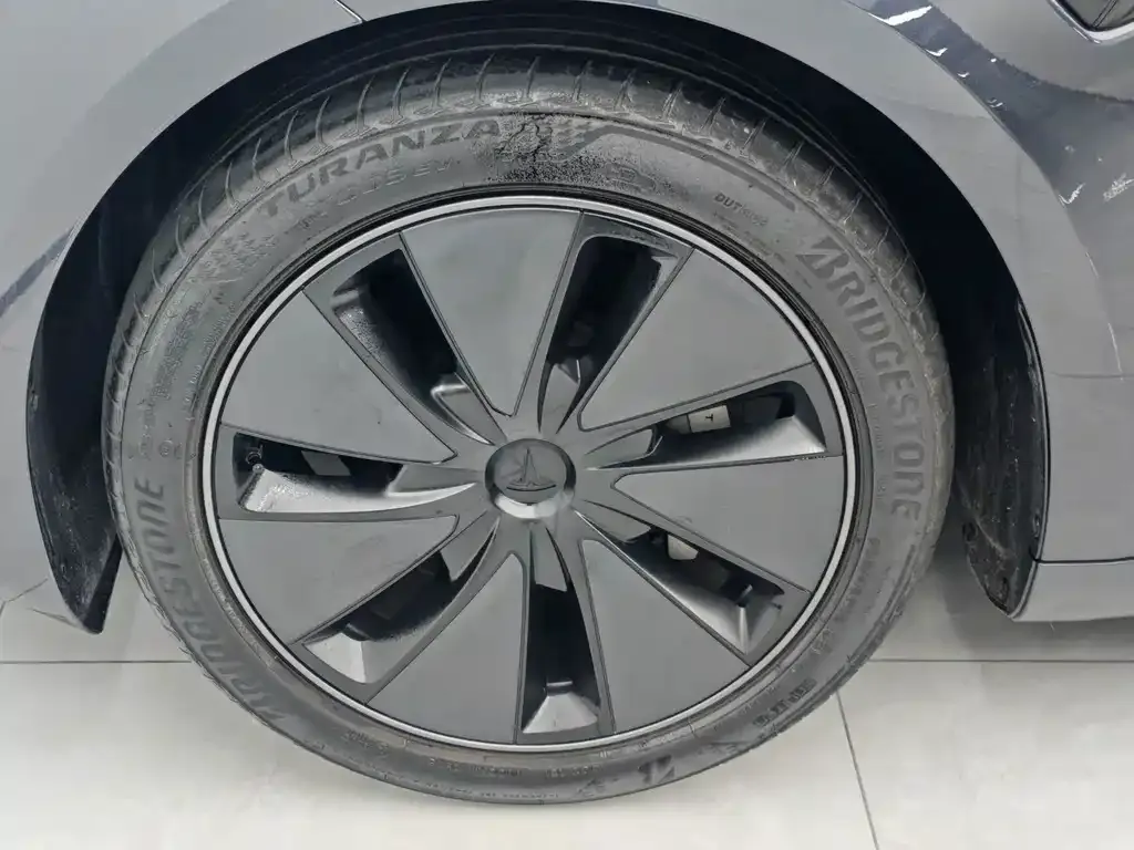 Tesla Model 3 — фото 6