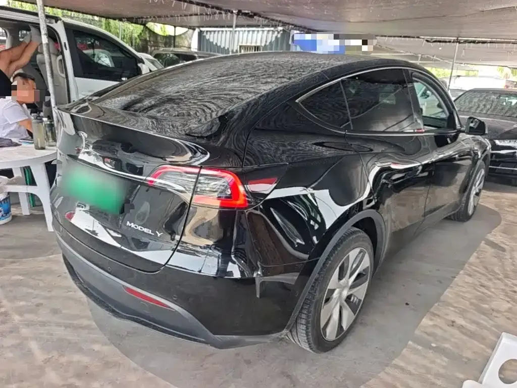 Tesla Model Y — фото 10
