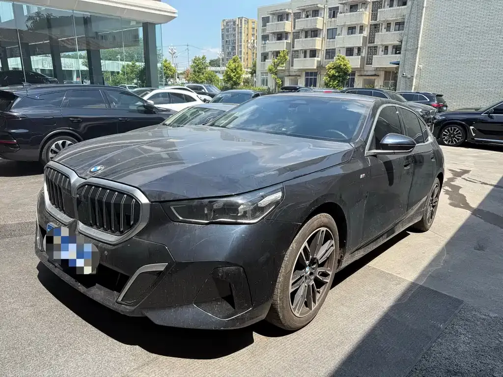 BMW 5 Series — фото 1