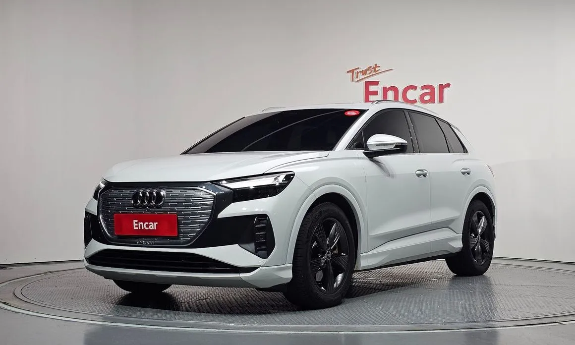 Audi Q4 e-tron — фото 1