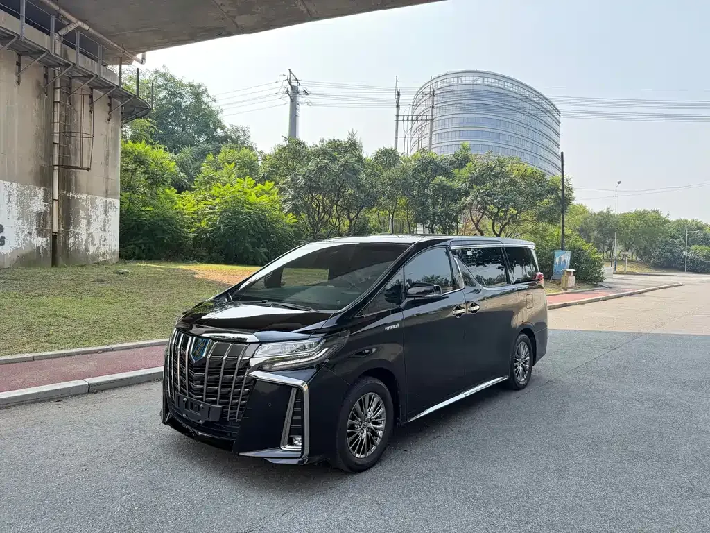 Toyota Alphard — фото 1