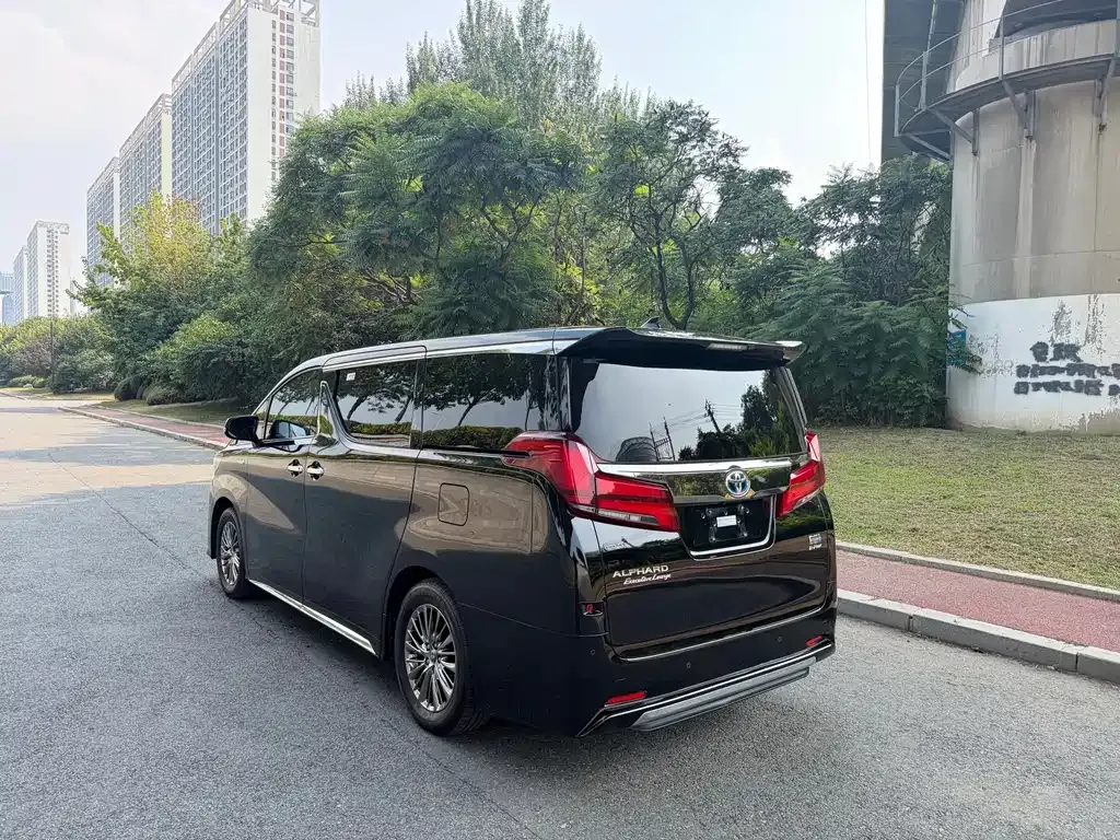 Toyota Alphard — фото 9