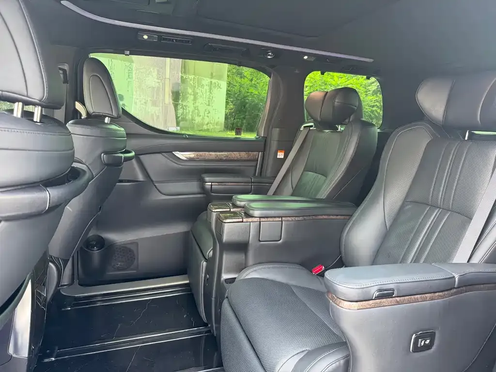Toyota Alphard — фото 2