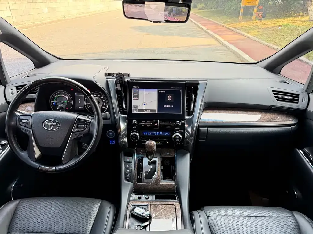 Toyota Alphard — фото 6