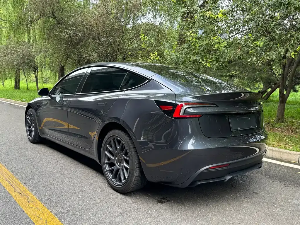 Tesla Model 3 — фото 10