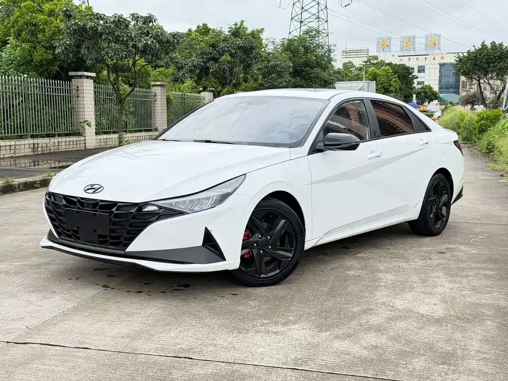 Hyundai Elantra — фото 1