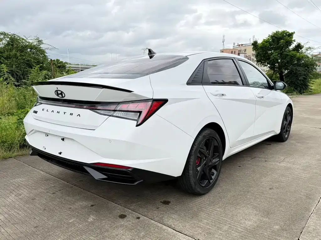 Hyundai Elantra — фото 2