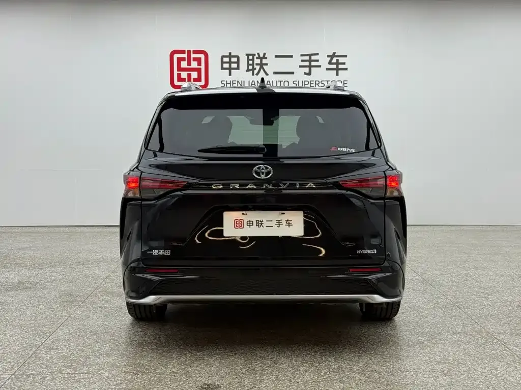 Toyota Granvia — фото 2