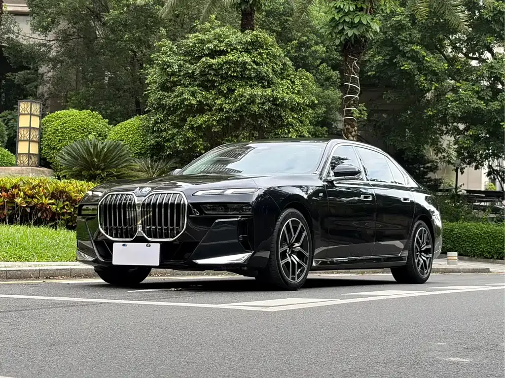 BMW 7 Series — фото 1
