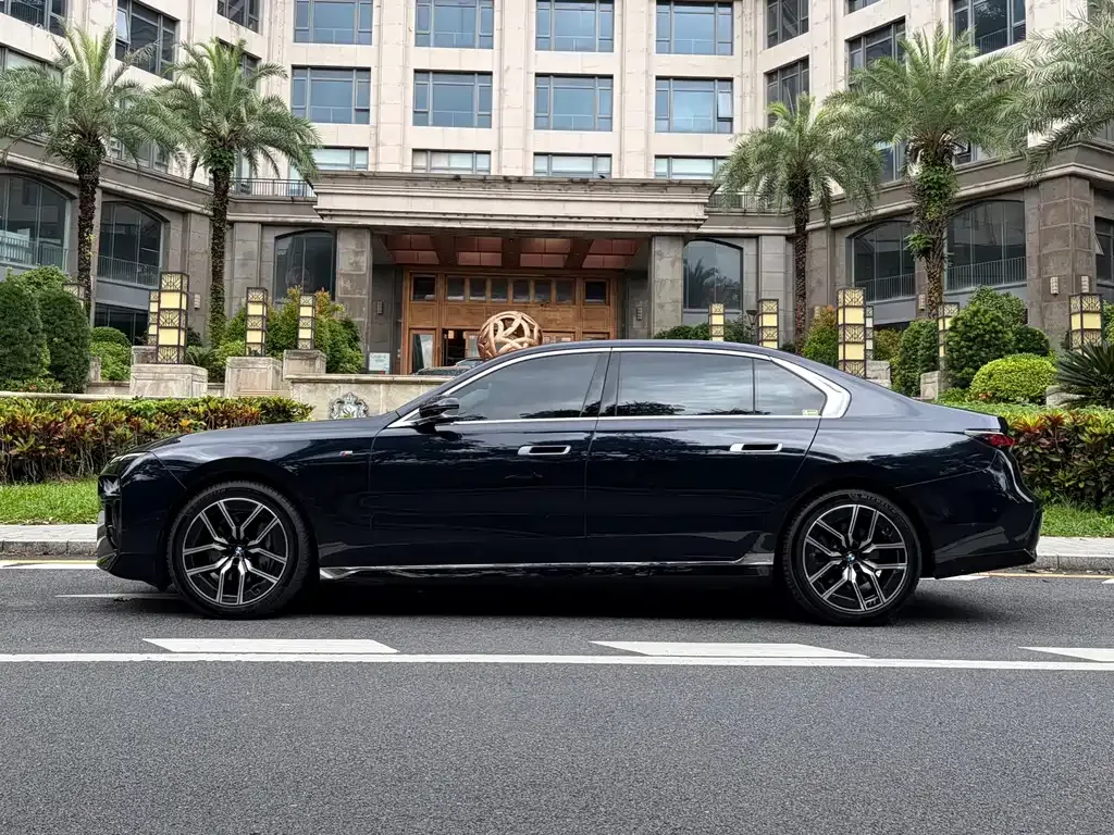 BMW 7 Series — фото 10