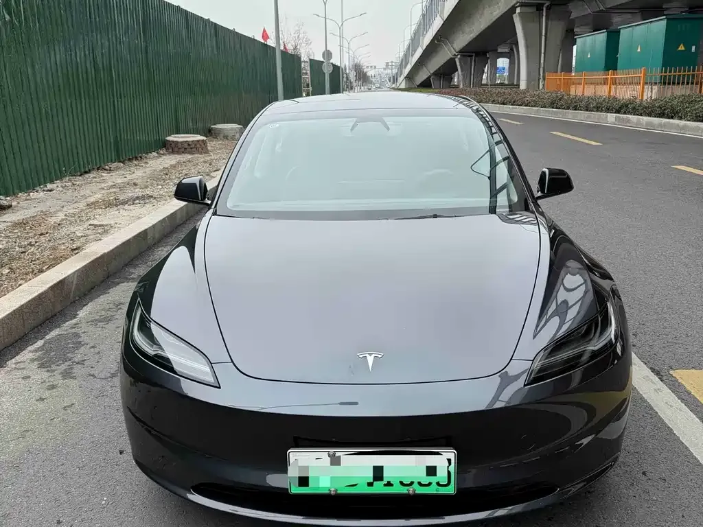 Tesla Model 3 — фото 1