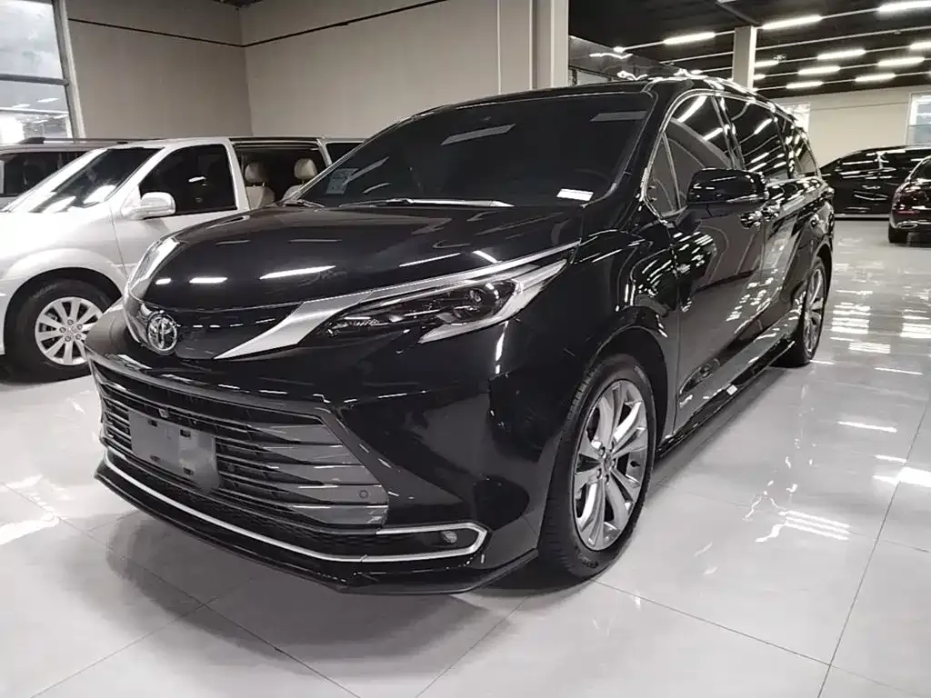 Toyota Sienna — фото 1