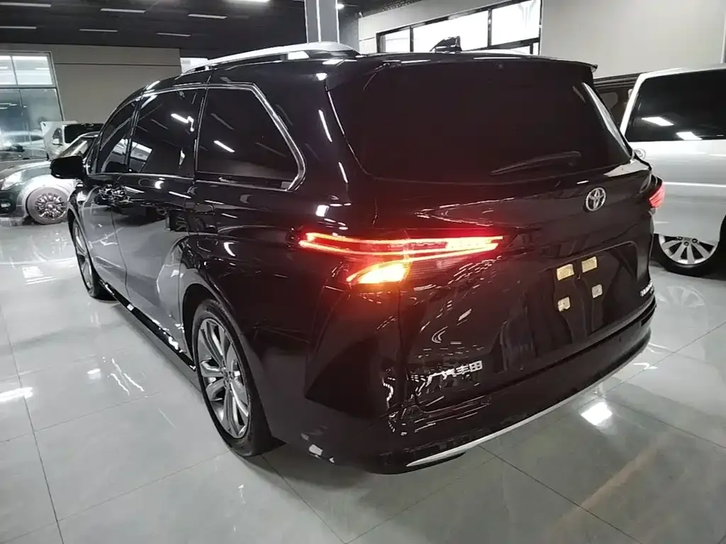 Toyota Sienna — фото 6