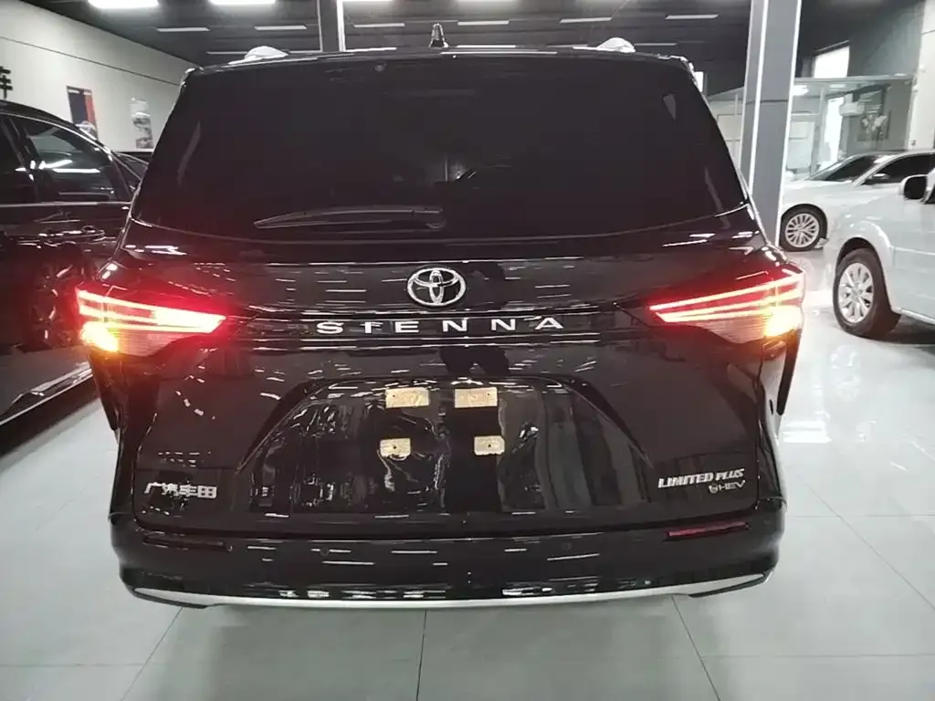 Toyota Sienna — фото 10