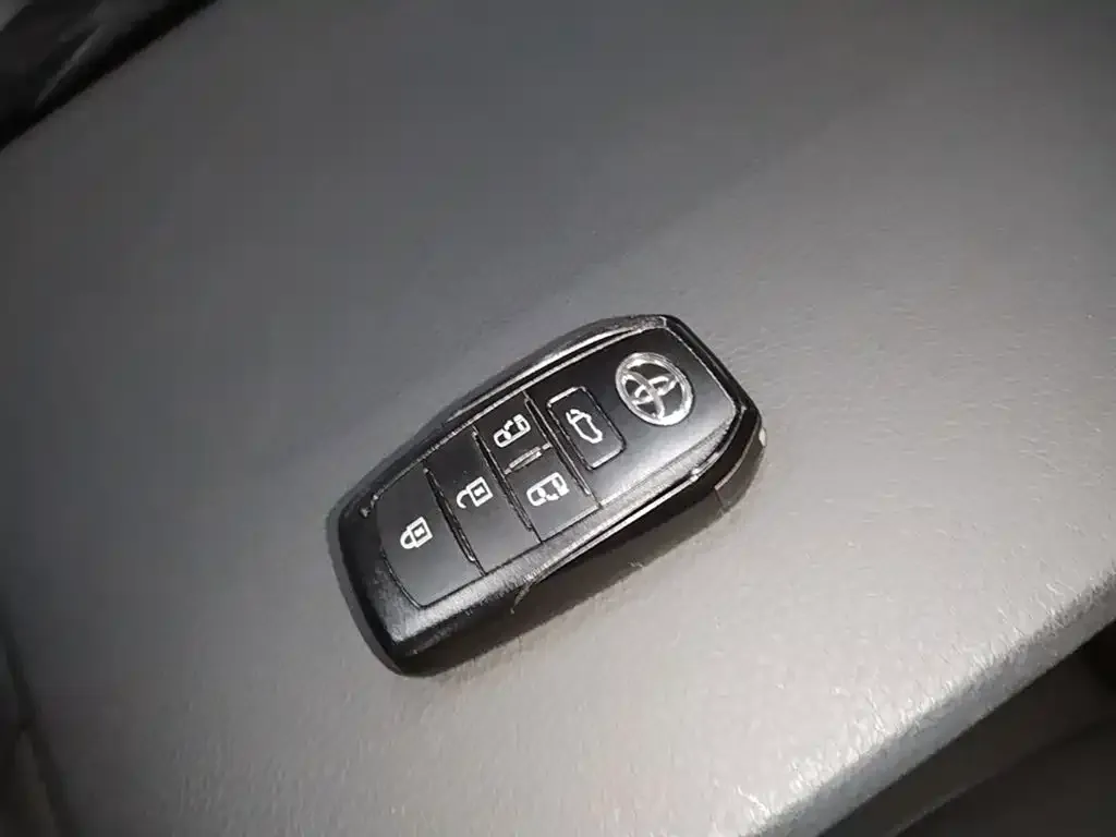Toyota Sienna — фото 2
