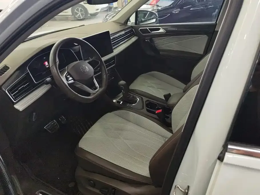 Volkswagen Tiguan L — фото 10
