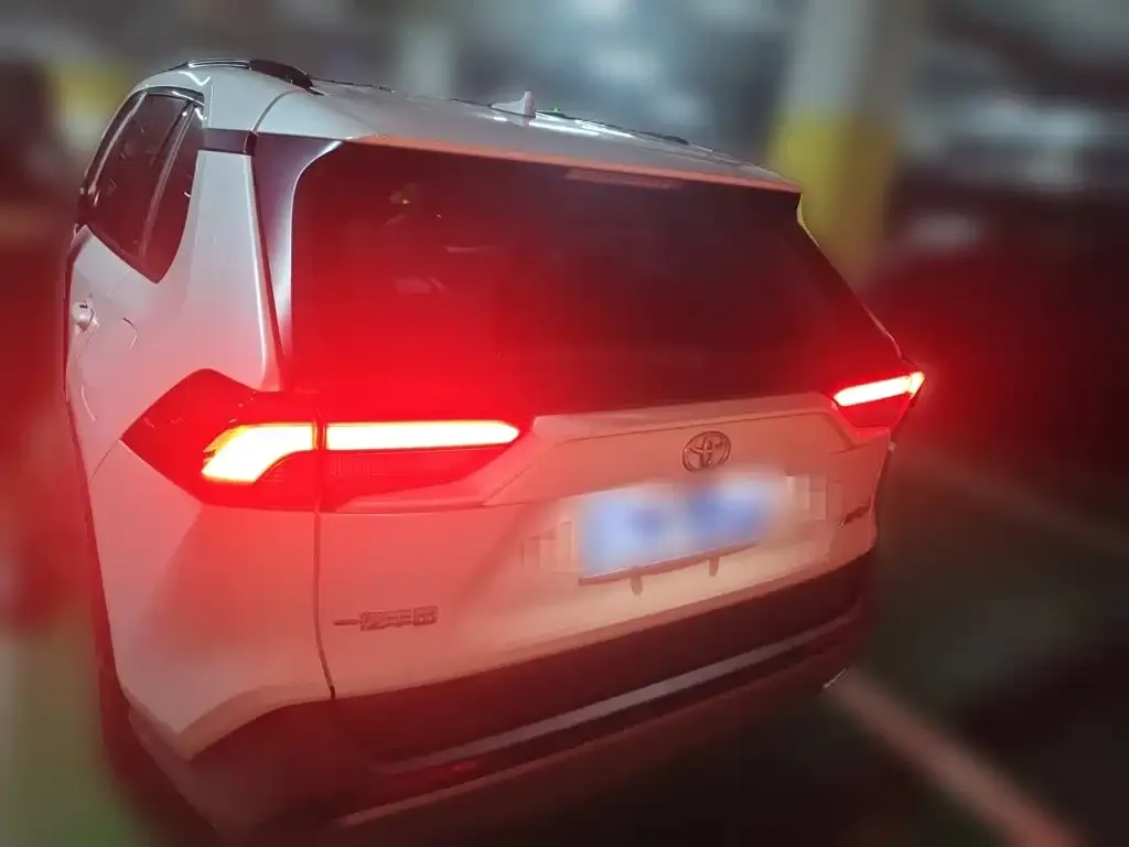 Toyota RAV4 — фото 6