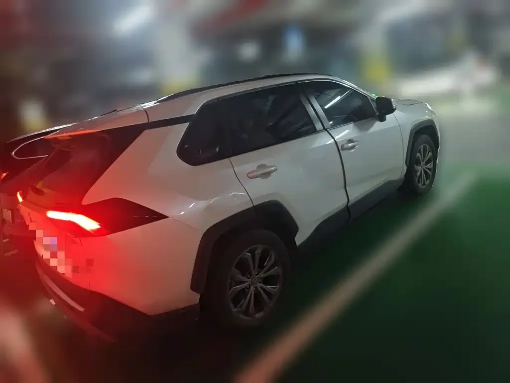 Toyota RAV4 — фото 8