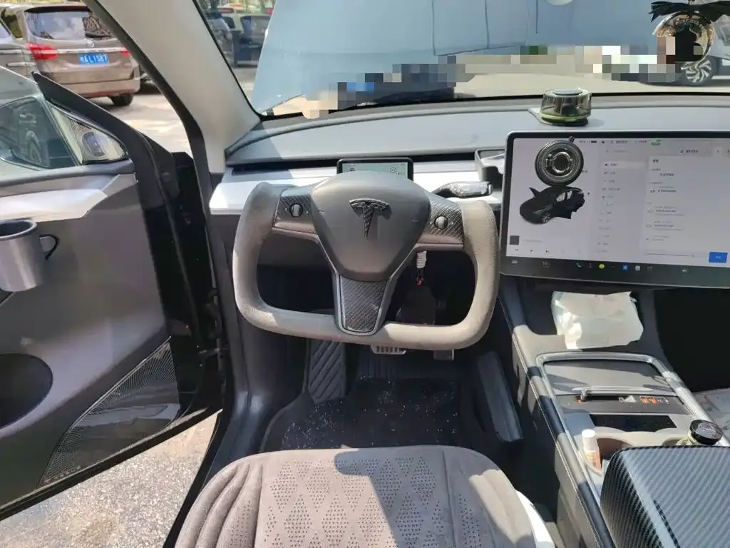 Tesla Model Y — фото 10