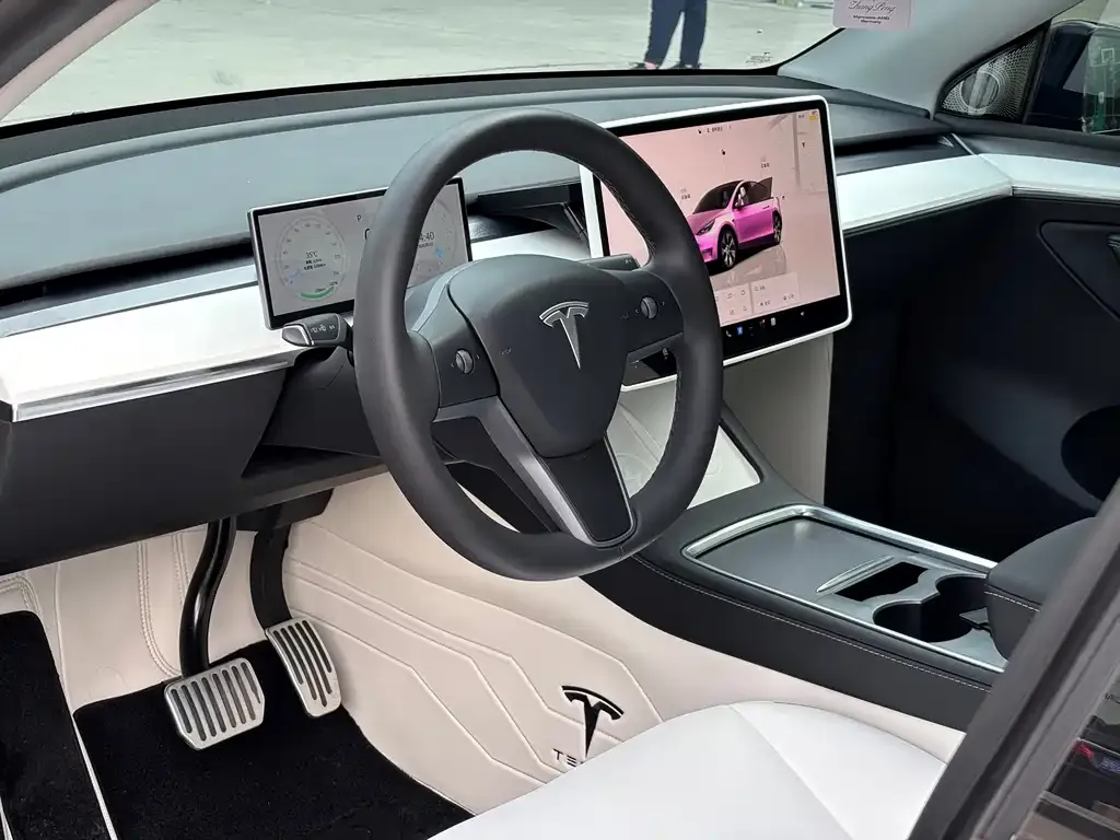 Tesla Model Y — фото 8
