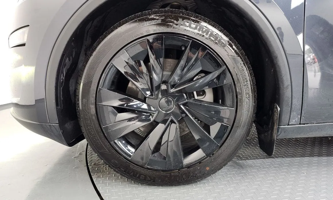 Tesla Model Y — фото 10