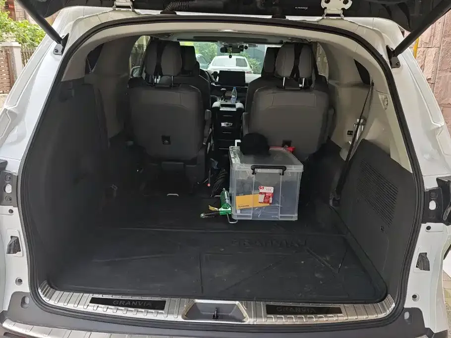Toyota Granvia — фото 2