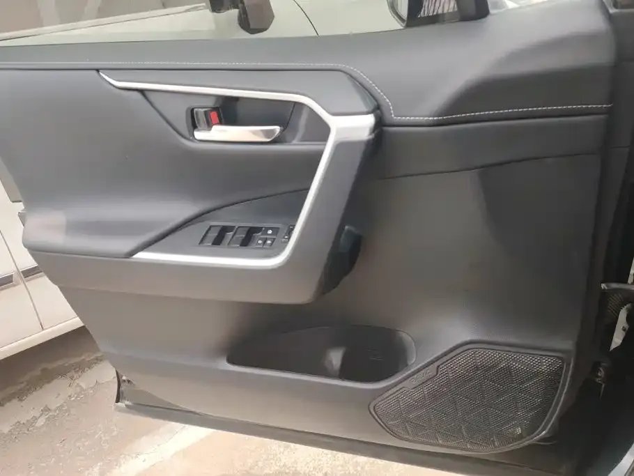 Toyota RAV4 — фото 2