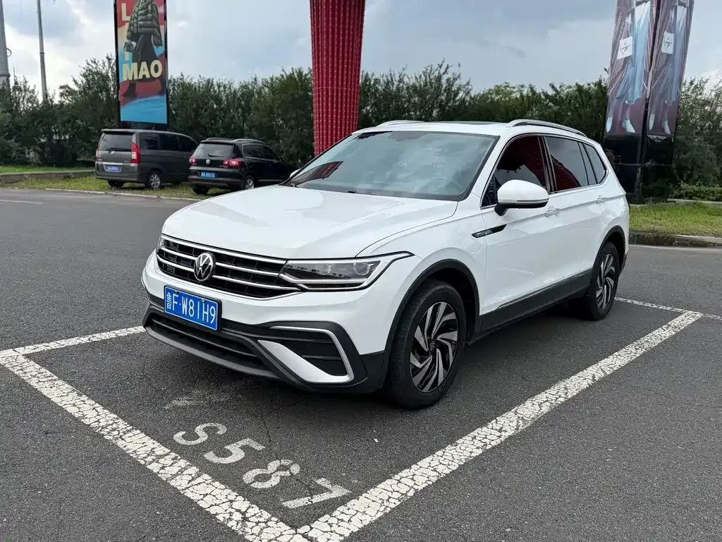 Volkswagen Tiguan L — фото 1