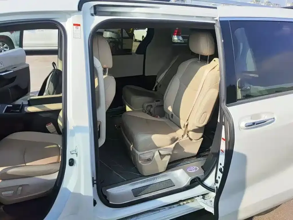 Toyota Granvia — фото 6