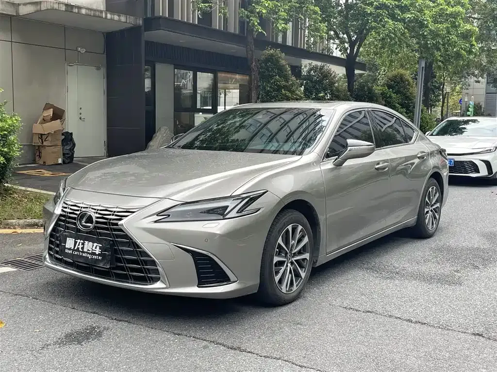 Lexus ES — фото 1