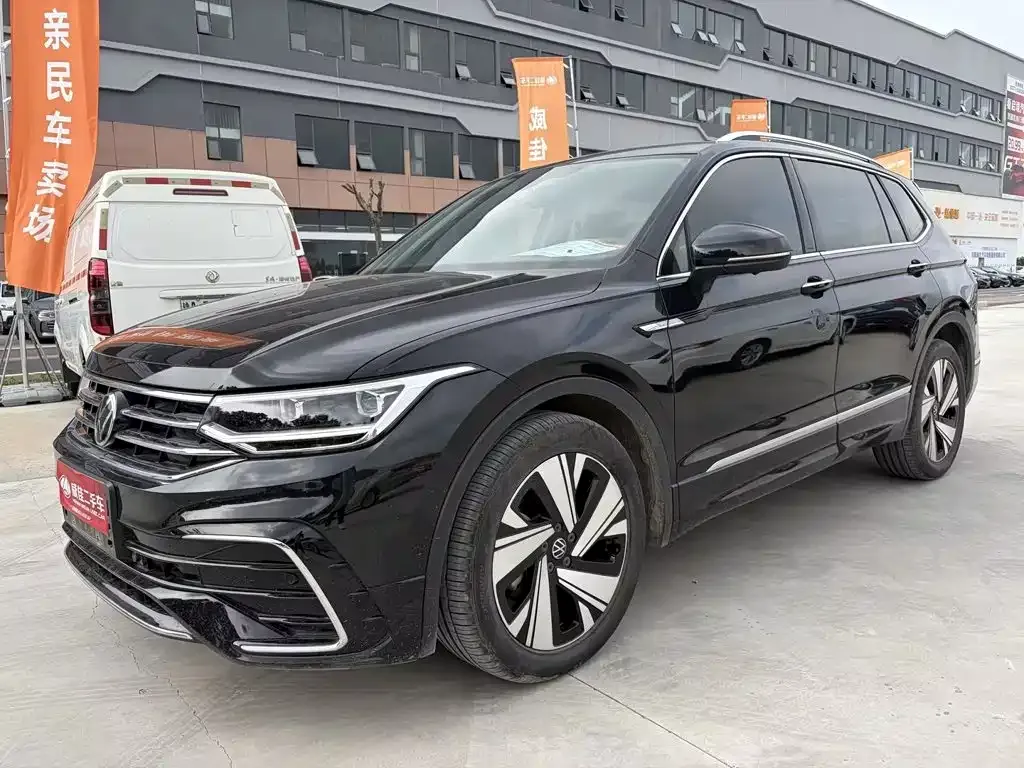 Volkswagen Tiguan L — фото 1