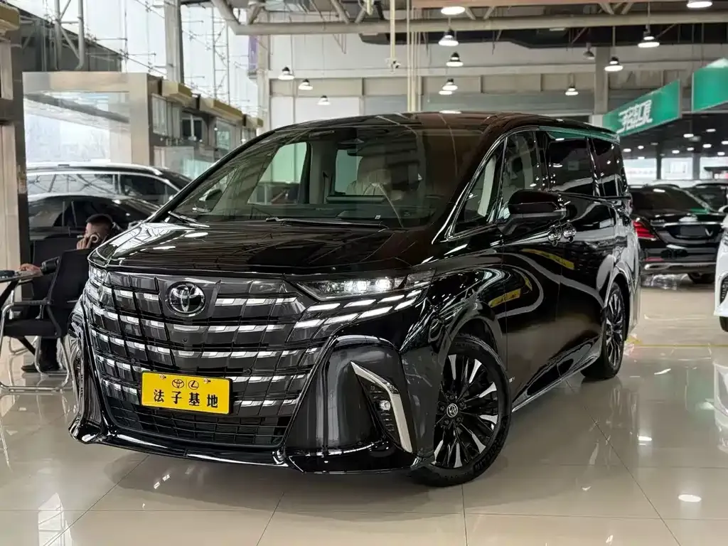 Toyota Alphard — фото 1