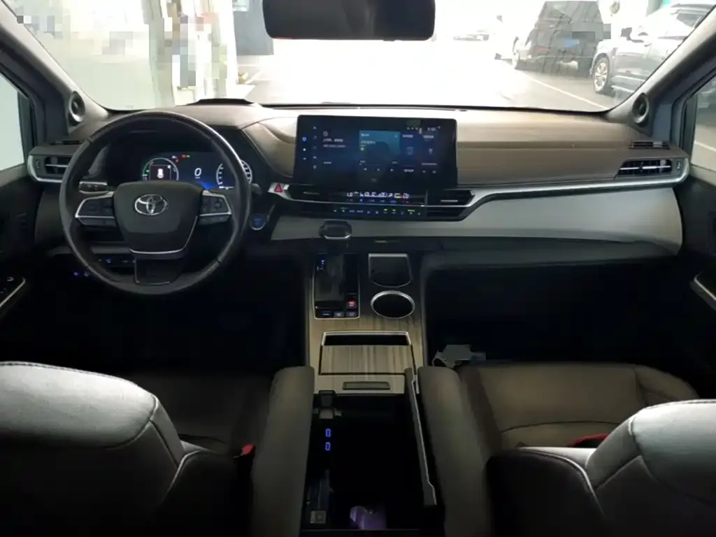 Toyota Granvia — фото 2