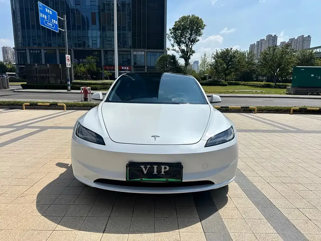 Tesla Model 3 — фото 1