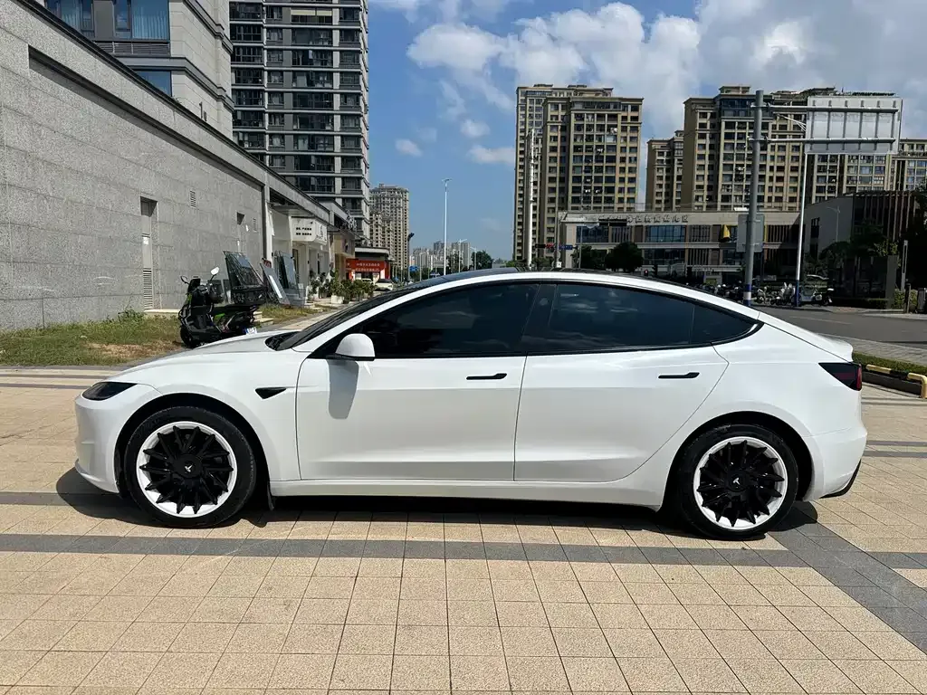 Tesla Model 3 — фото 10