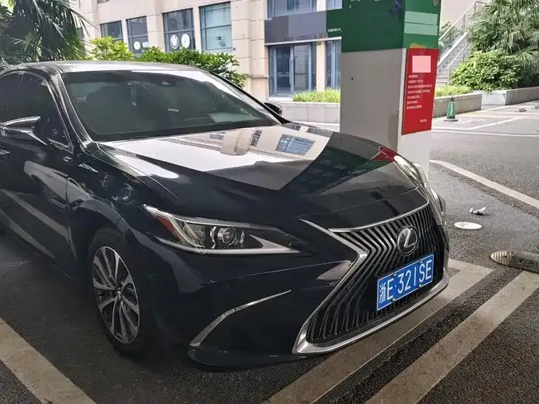 Lexus ES — фото 1