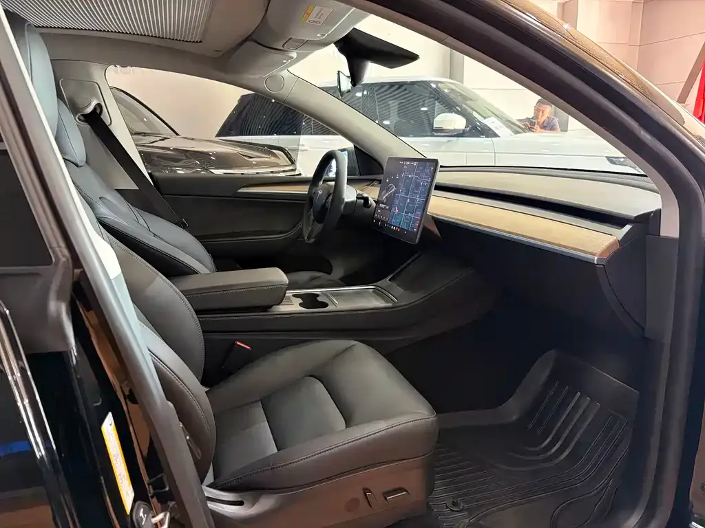 Tesla Model Y — фото 9