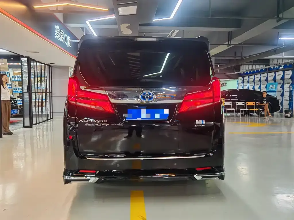 Toyota Alphard — фото 9