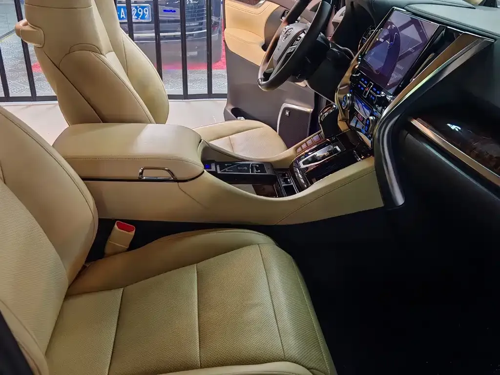 Toyota Alphard — фото 2