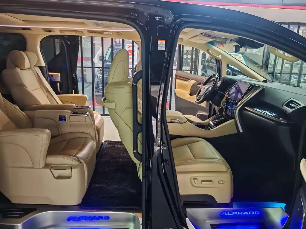 Toyota Alphard — фото 8
