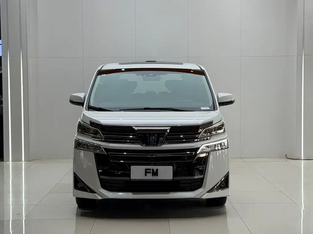 Toyota Vellfire — фото 1