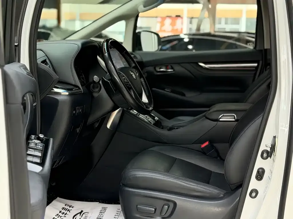 Toyota Vellfire — фото 2
