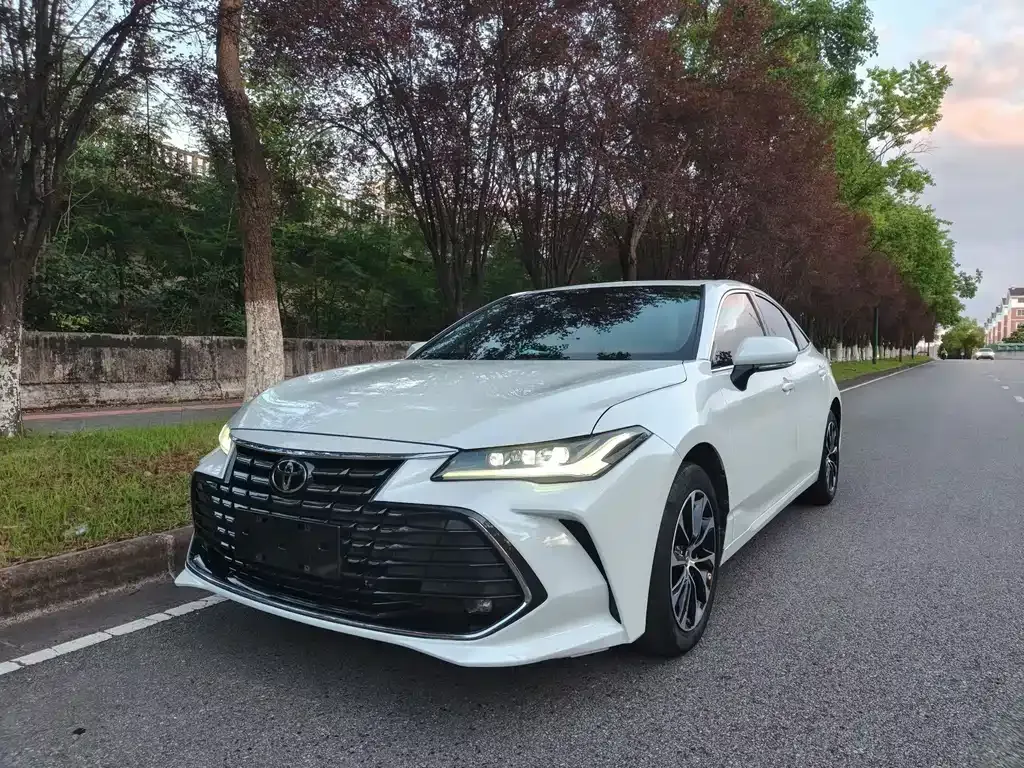Toyota Avalon — фото 1