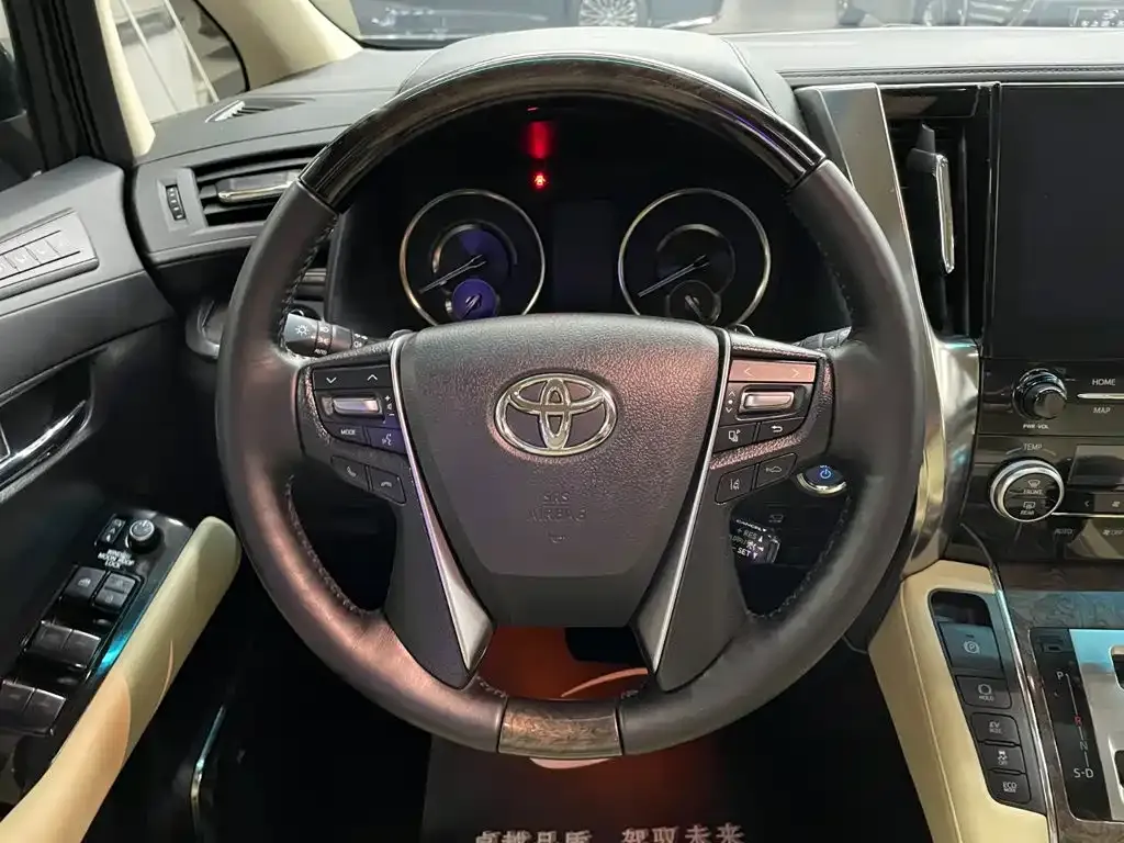 Toyota Vellfire — фото 3