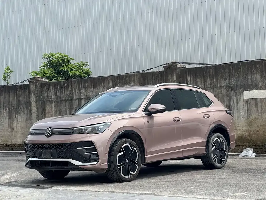 Volkswagen Tiguan L — фото 1