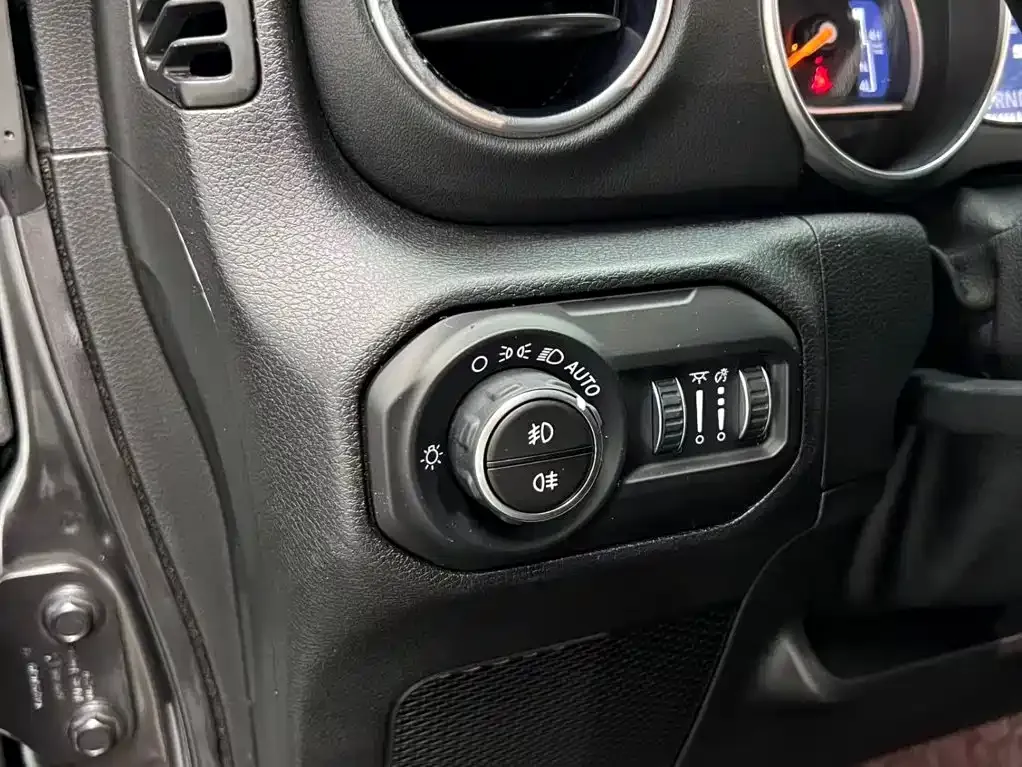 Jeep Wrangler — фото 7